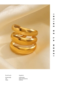 Dettaglio macro dell'anello a tre strati placcato oro 18K su elegante sfondo di seta