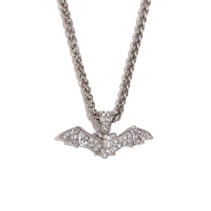 Collier pendentif chauve-souris argenté avec strass brillants sur fond blanc