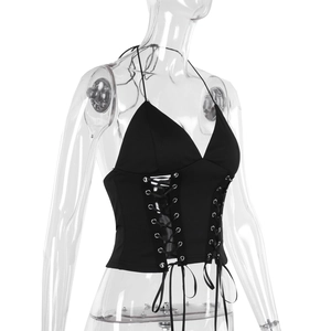 Détail du haut licou noir style corset avec œillets métalliques et laçage croisé