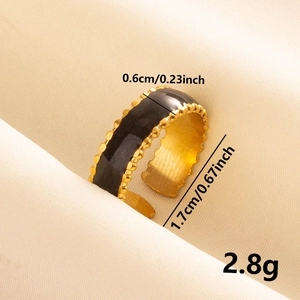 Détail de la bague ajustable en émail noir avec bordure perlée dorée et dimensions