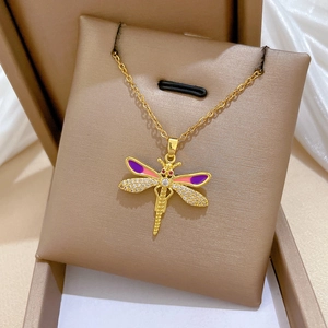 Détail du pendentif libellé avec émail violet et cristaux brillants sur de la soie