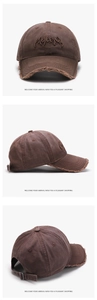 Détails d'une casquette en coton marron avec broderie 3D et bords effilochés vintage