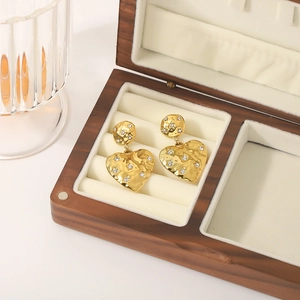 Vintage heart earrings in 18k gold plated steel with zircon in a wooden jewelry box