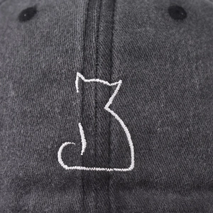 Dunkelgraue gewaschene Canvas Baseballkappe mit minimalistischem weißen Katzen-Stickerei