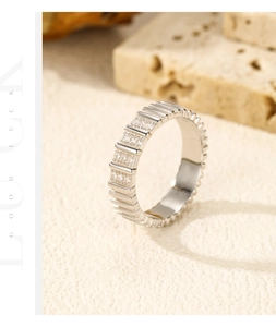 Détail macro d'une bague en argent S925 avec texture géométrique et pavé de moissanite