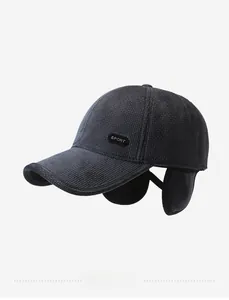 Detail der dunkelgrauen Cord-Baseballkappe mit Ohrenklappen und Sport-Logo
