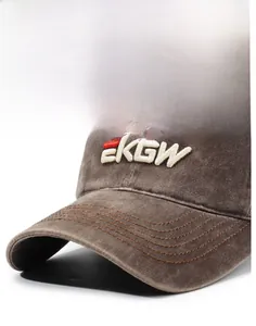 Dettaglio ricamo 3D EKGW su cappello da baseball vintage in cotone lavato marrone scuro