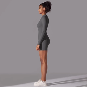 Vista laterale dell'abito sportivo grigio scuro a maniche lunghe con collo alto elastico