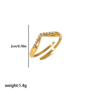 Détail de la bague en V plaquée or 18K en acier inoxydable sertie de zircons blancs
