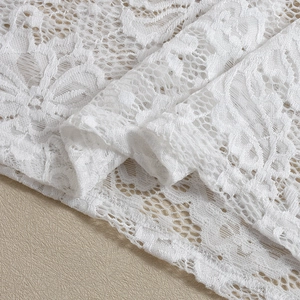 Macro de dentelle florale blanche délicate avec des motifs ajourés complexes et texture