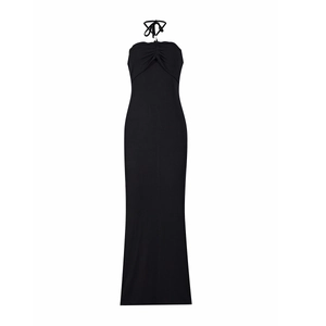 Détail du décolleté dos nu et de la coupe ajustée d'une robe longue noire