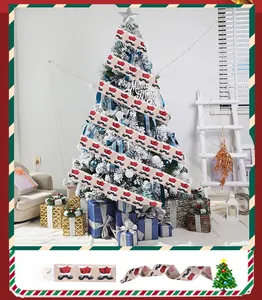 Gros plan sur un ruban de Noël en faux lin avec motifs de bottes rouges du Père Noël