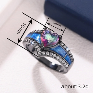 Anillo de corazón barroco con gema arcoíris y esmalte azul en acabado negro cañón