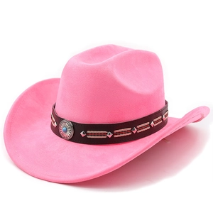 Dettaglio cappello cowboy rosa in feltro con borchie argento e medaglione su fascia marrone