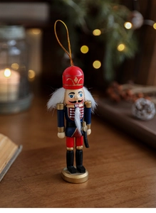 Klassischer 13 cm Nussknacker-Soldat aus Holz in festlicher Weihnachtsszene