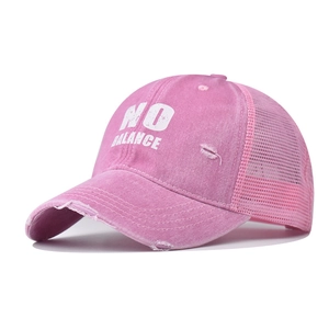 Rosa Mesh-Baseballkappe im Distressed-Look mit No Balance Print und Vintage-Details