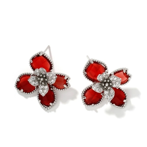 Boucles d'oreilles fleurs en argent avec zircons rouges et diamants sur fond blanc