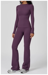 Détail de l'ensemble de yoga violet foncé haute élasticité avec pantalon évasé et haut