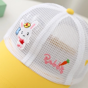 Détail de la casquette en filet pour bébé avec broderie lapin et tissu respirant blanc