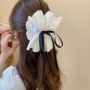 Detailansicht der großen Spitzen-Haarklammer mit schwarzer Schleife für elegantes Haarstyling