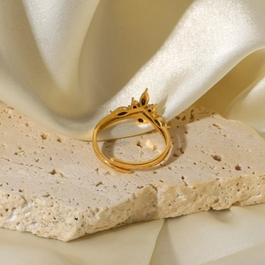 Détail macro d'une bague couronne irrégulière plaquée or 18 carats avec zircon noir