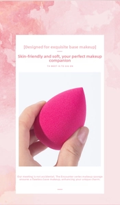 Dettaglio di una spugnetta per trucco rosso rosa con texture fine per l'applicazione del fondo