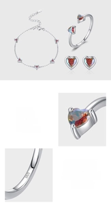 Dettaglio del set gioielli cuore in argento 925 con pavé di zirconi e incisione S925