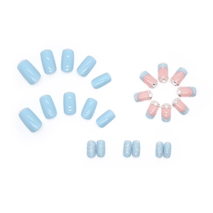 Faux ongles bleu ciel avec strass brillants et design dégradé pailleté style français