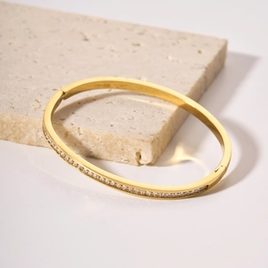 Bracciale in acciaio inossidabile placcato oro 18k con zirconi bianchi su lastra di pietra