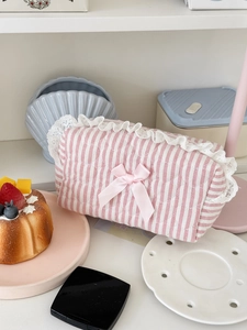 Trousse à maquillage rayée rose avec bordure en dentelle et nœud décoratif