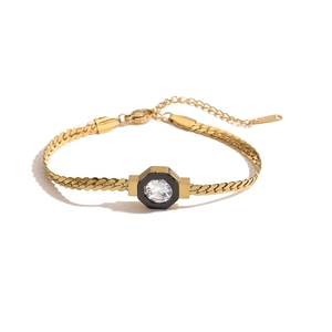 Dettaglio della collana a maglia snake in oro 18K con ciondolo esagonale e zircone