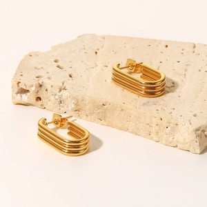 Détail de boucles d'oreilles en forme de U à trois couches plaquées or 18 carats