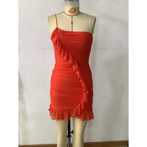 Détail de la robe rouge à une épaule avec couches de volants et textures froncées