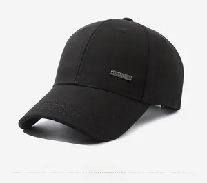 Vista laterale del cappellino da baseball nero con targhetta metallica del logo Narason