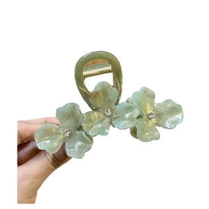 Bloemen haarklem met lichtgroene bloemblaadjes en strass voor elegante kapsels