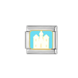 Dettaglio del charm modulare in acciaio con castello bianco su smalto azzurro chiaro
