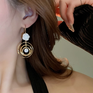 Élégantes boucles d'oreilles fleur camélia dorées avec cercles entrelacés et zircon