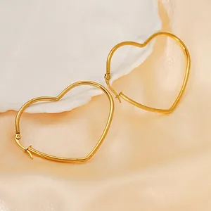 Créoles en forme de cœur plaquées or 18 carats sur un tissu en satin de soie