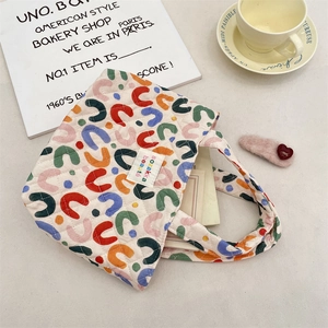 Gros plan d'un sac en coton matelassé avec motifs abstraits colorés et étiquette
