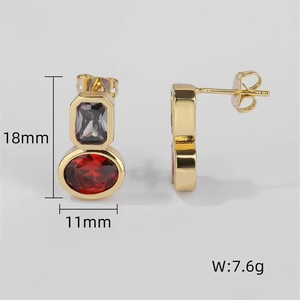 Détail de boucles d'oreilles dorées géométriques avec pierres rouges, 18mm x 11mm