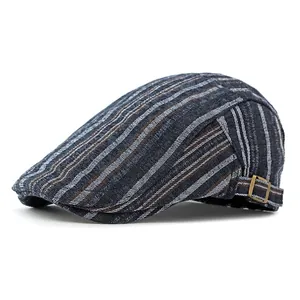 Casquette plate rayée bleu-gris avec boucle latérale en bronze sur fond blanc