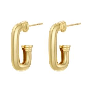 Gros plan de boucles d'oreilles dorées en U avec design géométrique minimaliste en métal