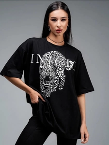 Λεπτομέρεια από oversized μαύρο βαμβακερό t-shirt με λεοπάρ τύπωμα και σχέδιο INICIO