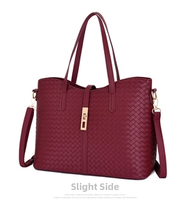 Détail du sac cabas tressé bordeaux avec fermoir doré et bandoulière amovible élégante