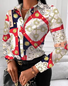Detail der Satinbluse mit Barockmuster, Vintage-Schlüsseln und goldenen Kettenelementen