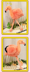 Détail de la peluche flamant rose montrant la texture douce et les longues pattes