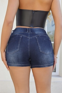 Vista trasera de shorts vaqueros ajustados que muestran efecto realce y bolsillos