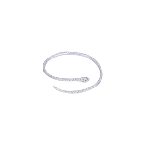 Overdreven zilveren slangenarmband met schubbenpatroon en rode stenen details