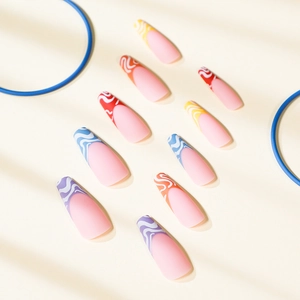 Matte lange quadratische Kunstnägel mit mehrfarbigen Regenbogen-Wellen im French-Stil