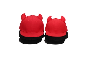 Détail de casquettes hip-hop rouges et noires avec cornes de diable en deux tailles